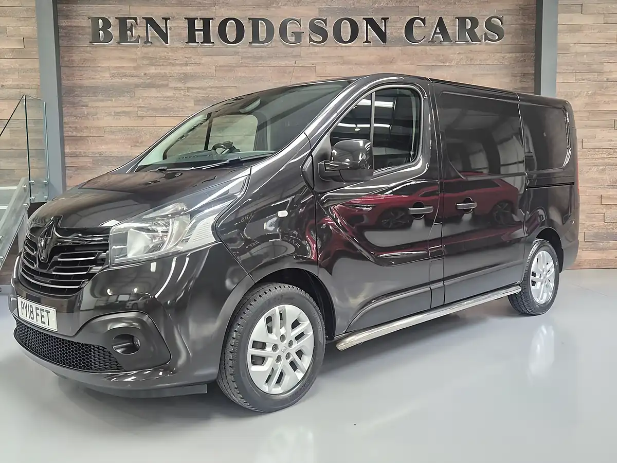 Used 2018 Renault Trafic Sport Nav Black - Front View