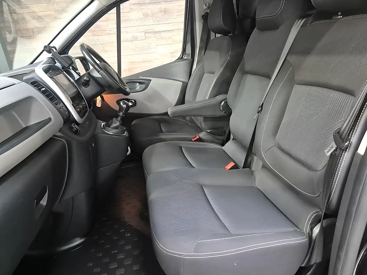 Used 2018 Renault Trafic Sport Nav Black - Interior and Exterior details 14
