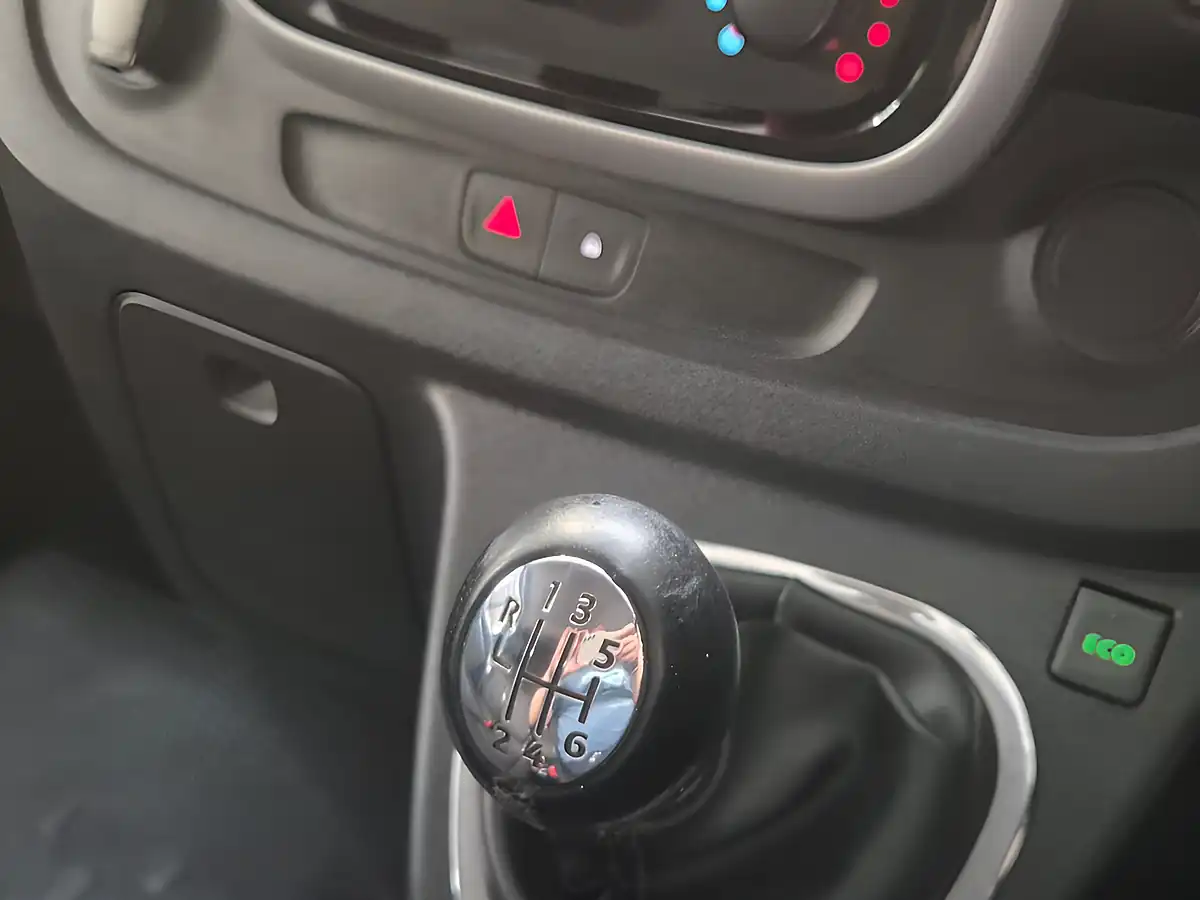 Used 2018 Renault Trafic Sport Nav Black - Interior and Exterior details 17