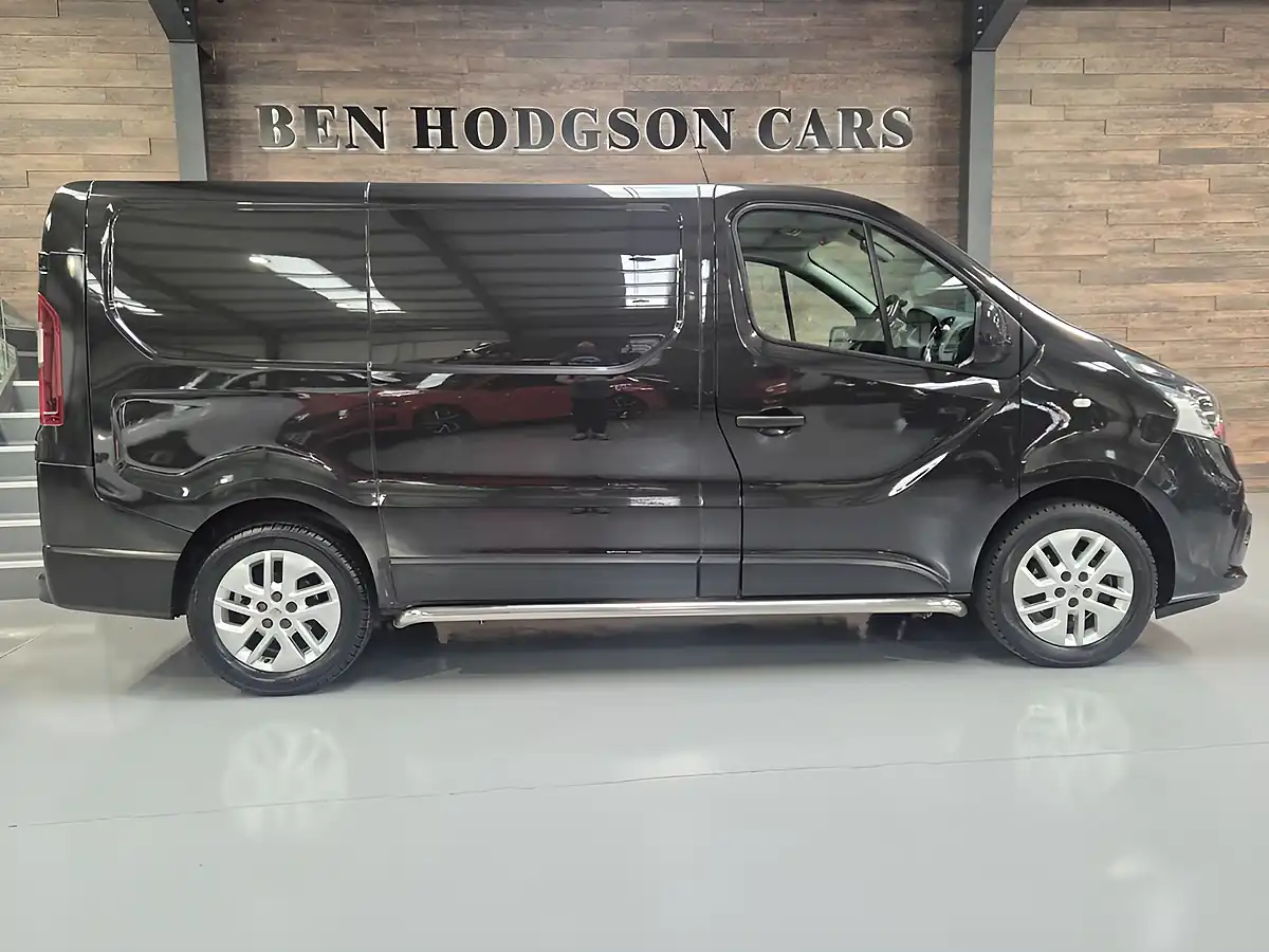 Used 2018 Renault Trafic Sport Nav Black - Interior and Exterior details 8
