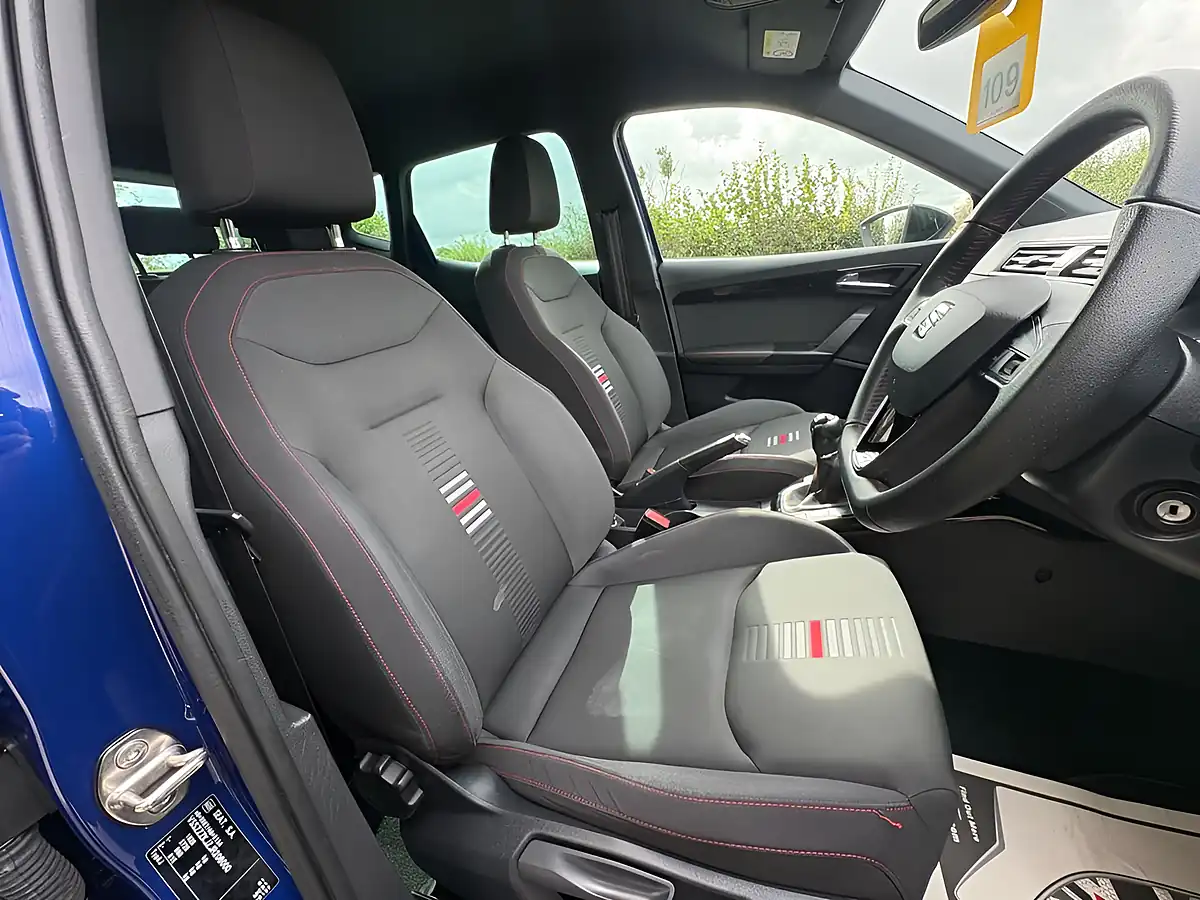 Used 2018 SEAT Arona Fr Blue - Interior and Exterior details 9