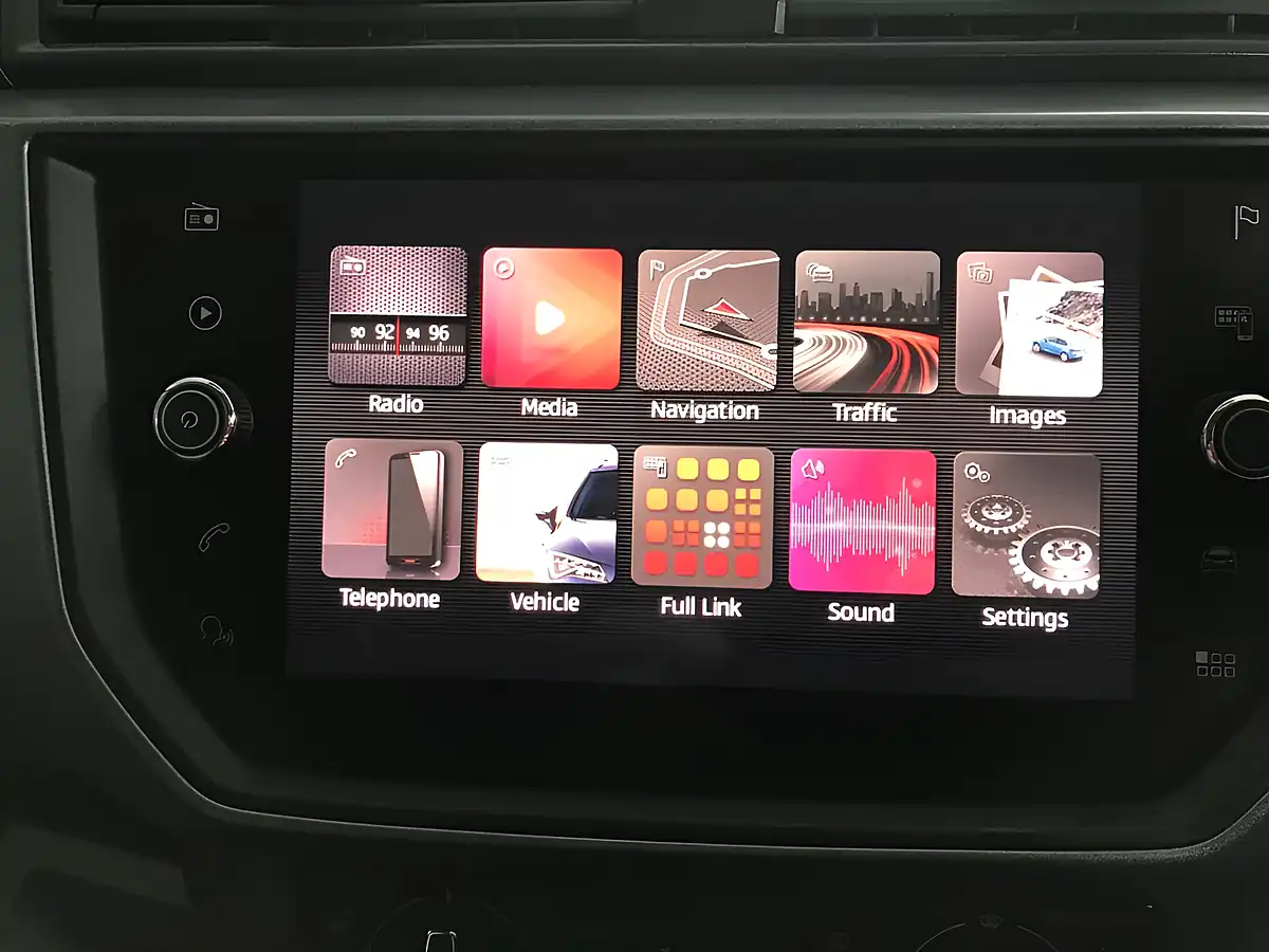 Used 2018 SEAT Arona Se Technology Lux Urban Silver - Interior and Exterior details 3