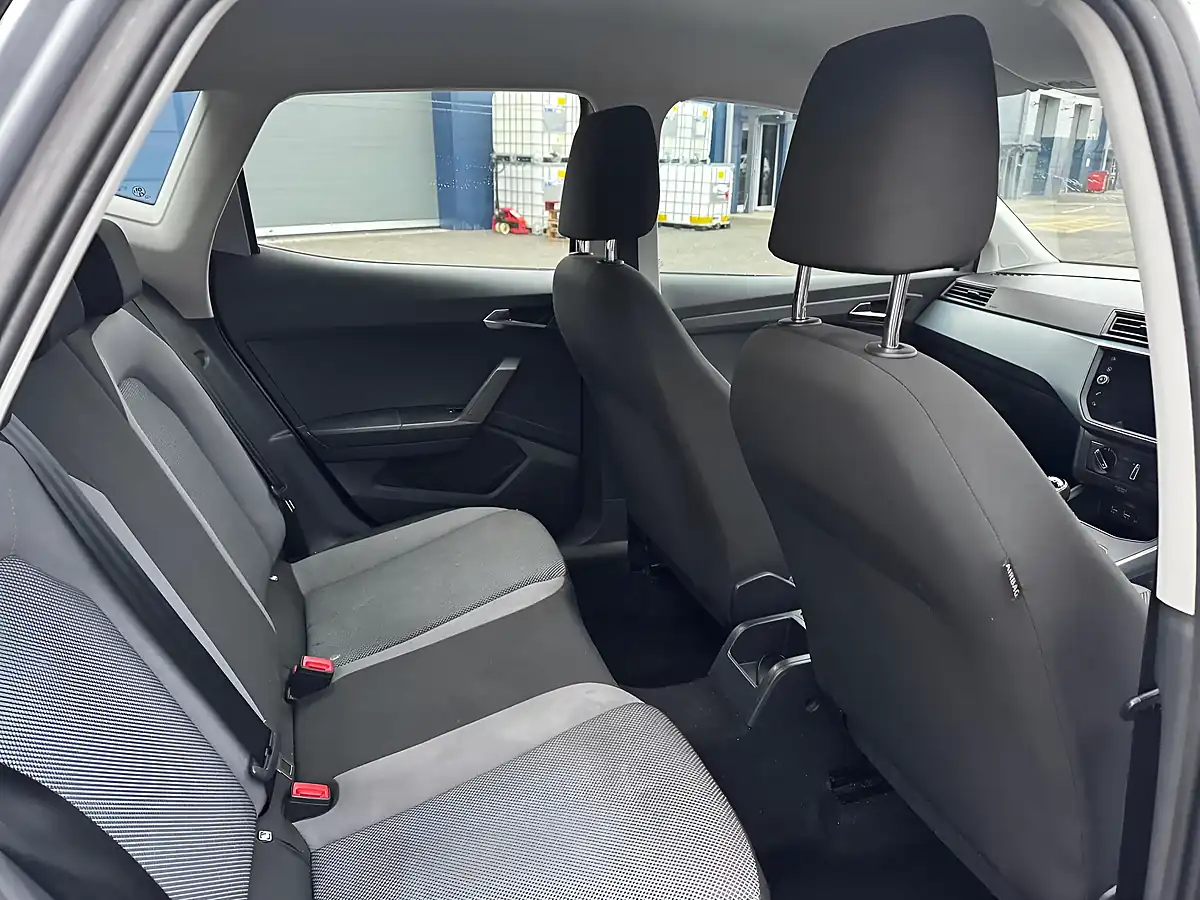 Used 2018 SEAT Arona Se Technology Silver - Interior and Exterior details 11