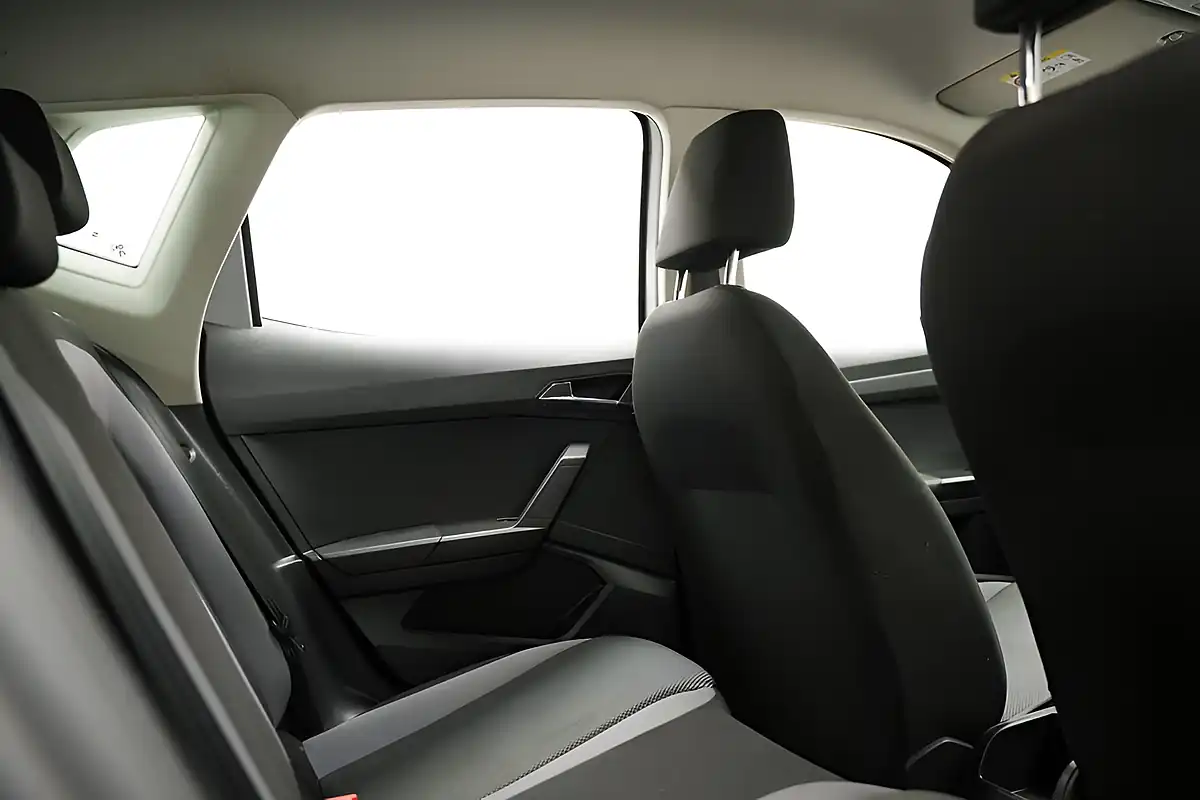 Used 2018 SEAT Arona Se Technology Silver - Interior and Exterior details 11