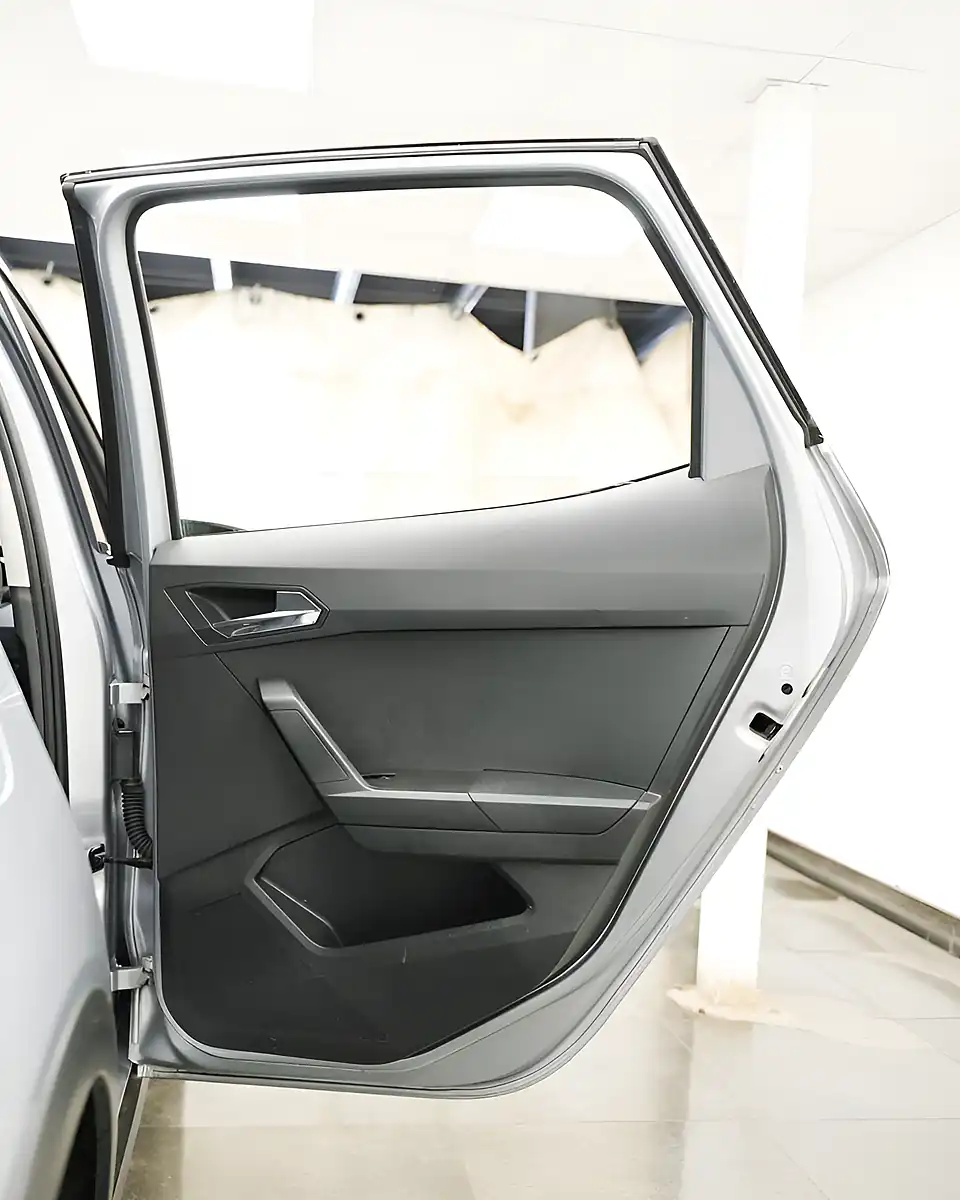 Used 2018 SEAT Arona Se Technology Silver - Interior and Exterior details 12