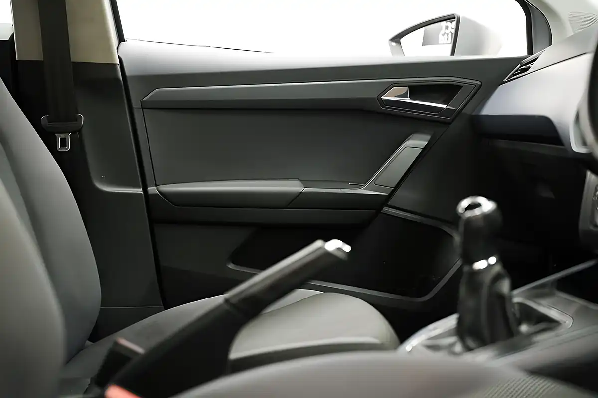 Used 2018 SEAT Arona Se Technology Silver - Interior and Exterior details 14