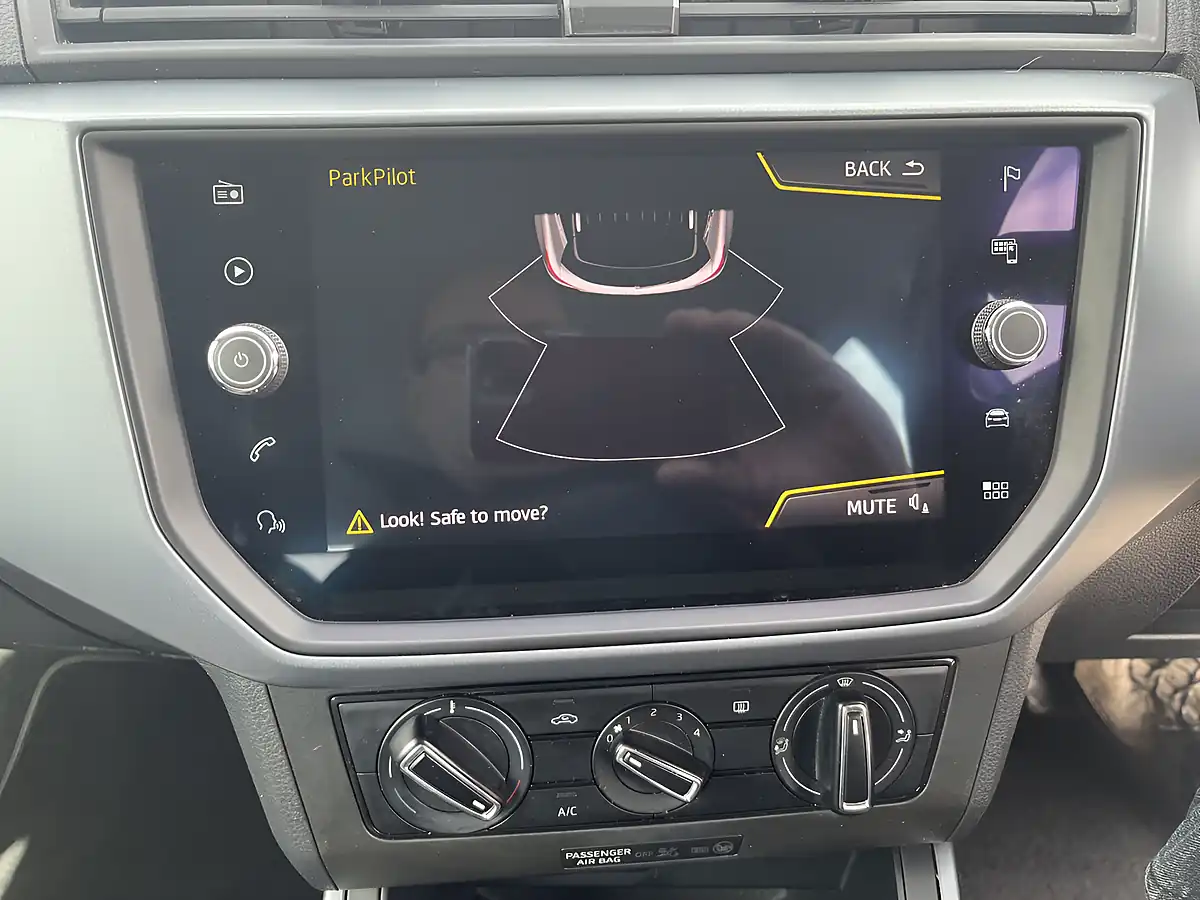 Used 2018 SEAT Arona Se Technology White - Interior and Exterior details 12