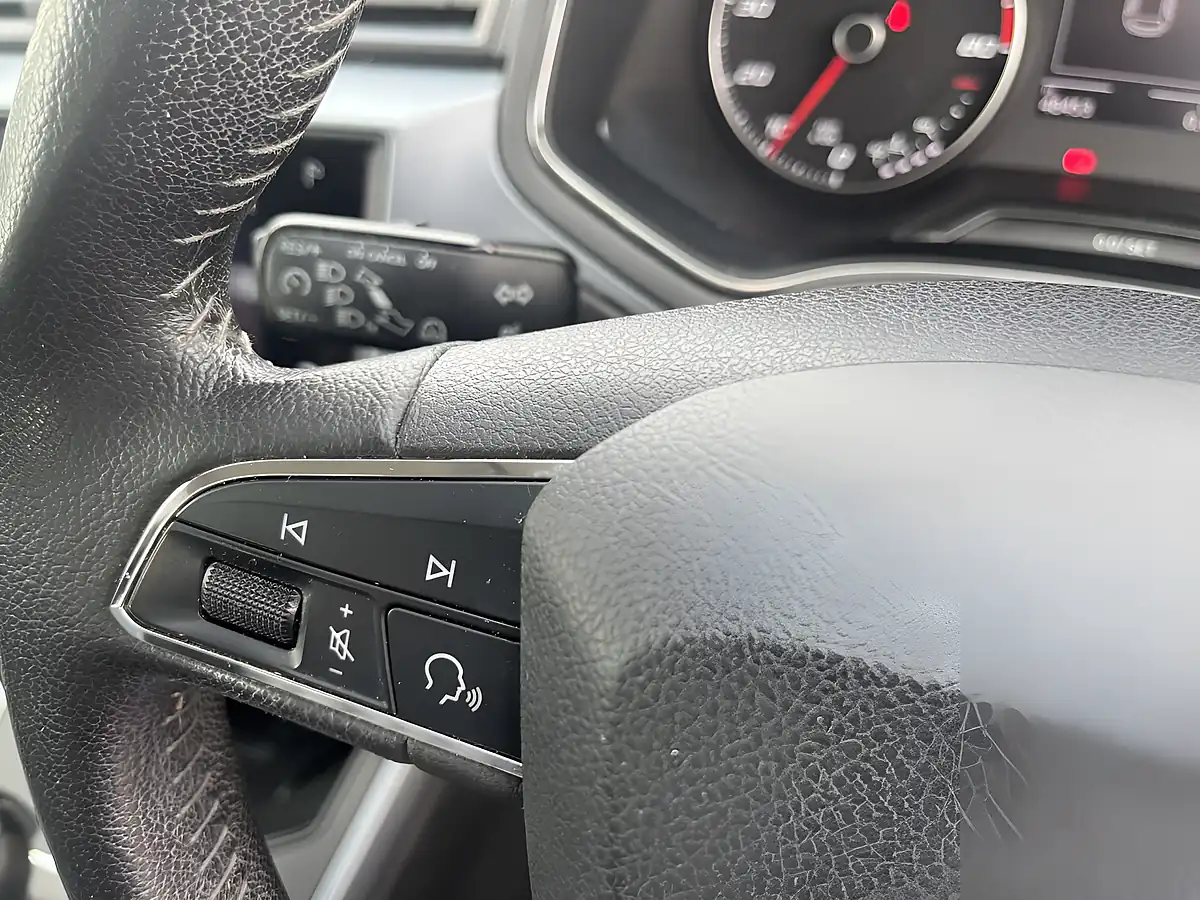 Used 2018 SEAT Arona Se Technology White - Interior and Exterior details 14