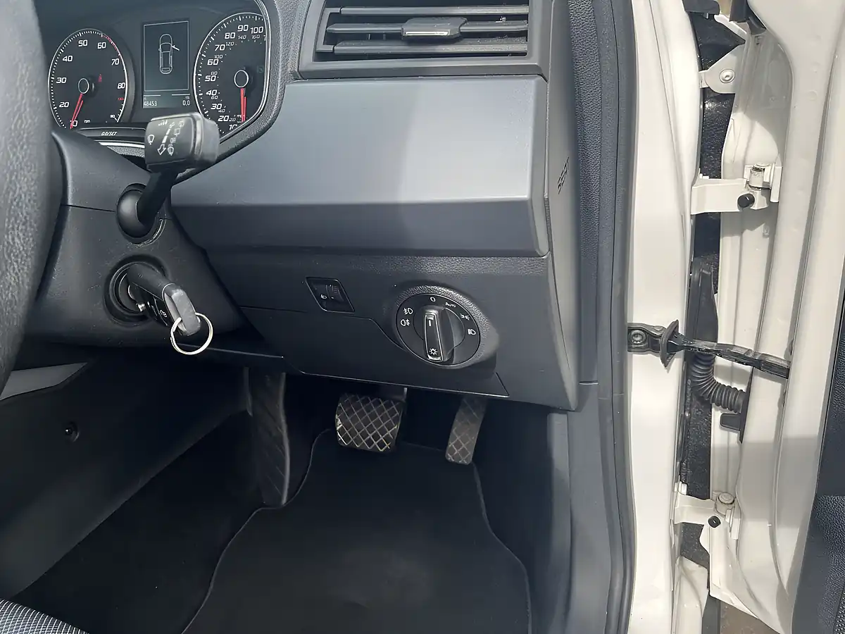Used 2018 SEAT Arona Se Technology White - Interior and Exterior details 17