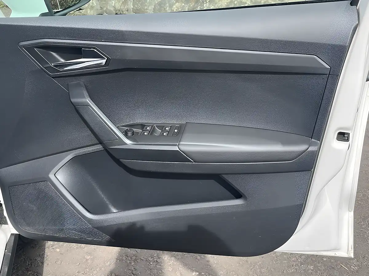 Used 2018 SEAT Arona Se Technology White - Interior and Exterior details 18
