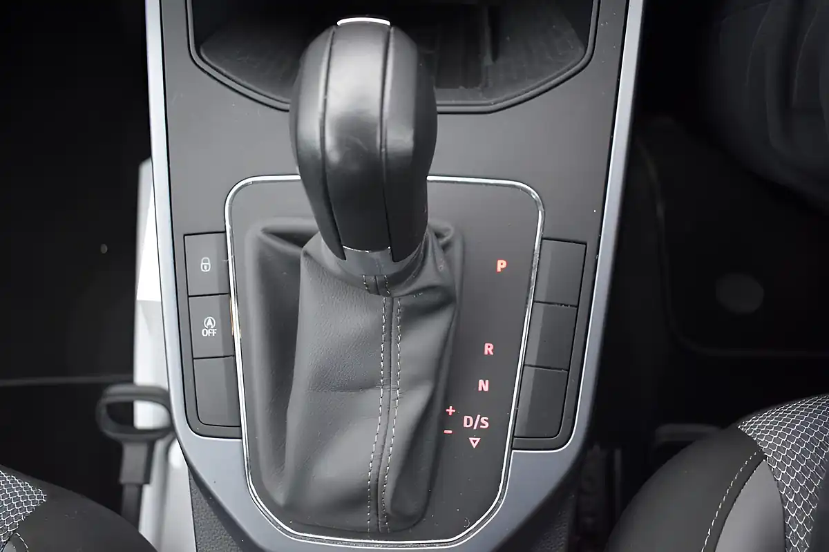 Used 2018 SEAT Arona Se Technology White - Interior and Exterior details 10