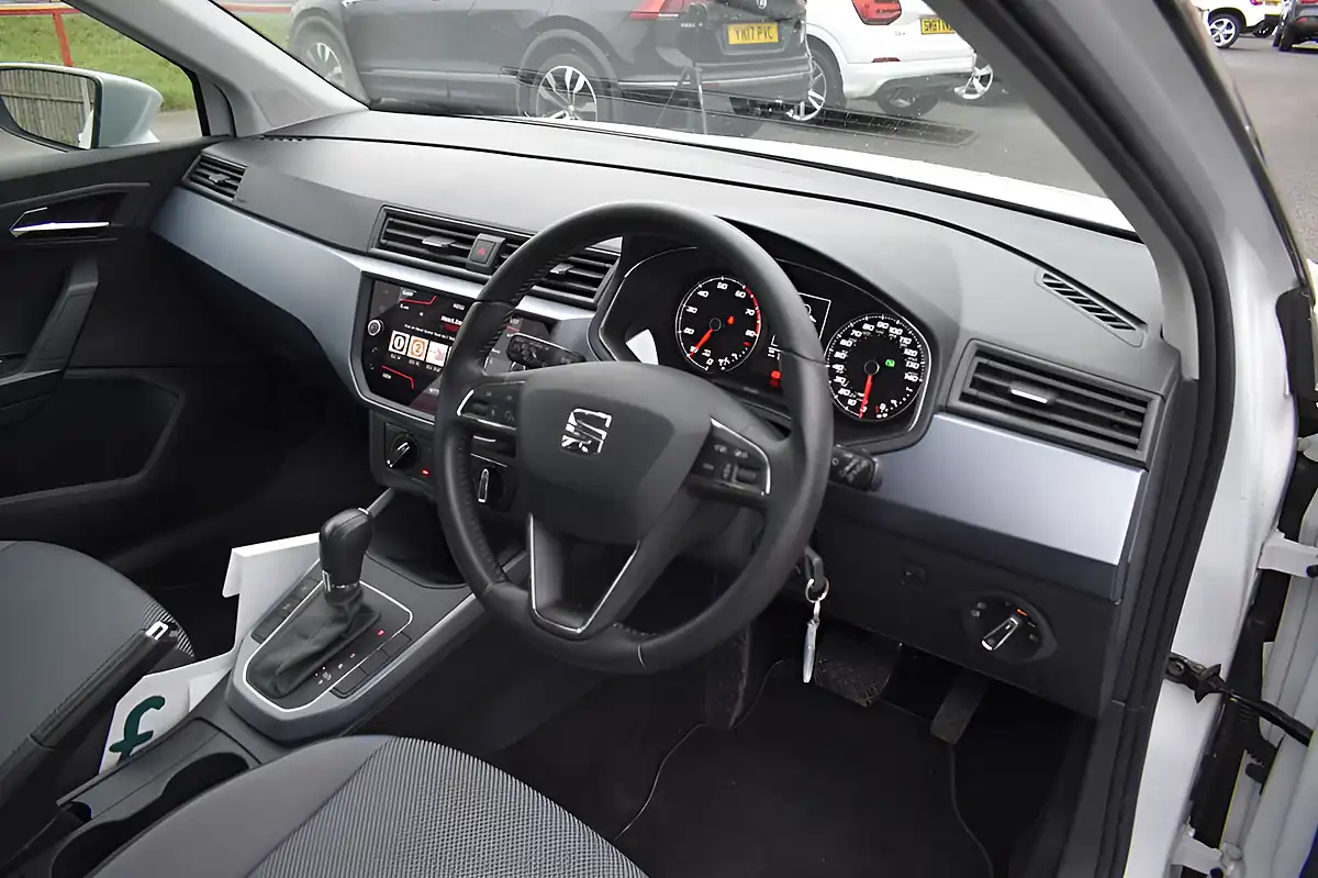 Used 2018 SEAT Arona Se Technology White - Interior and Exterior details 5
