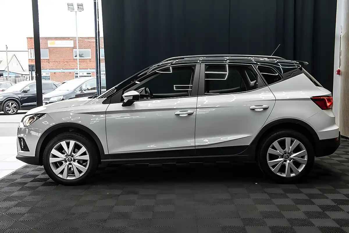 Used 2018 SEAT Arona Se Technology White - Interior and Exterior details 11
