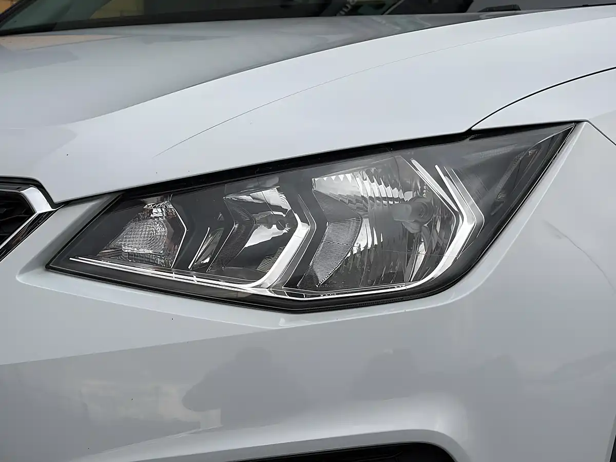 Used 2018 SEAT Arona Se White - Interior and Exterior details 13