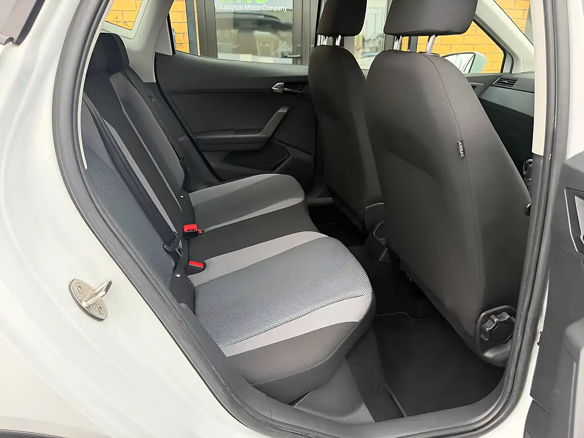Used 2018 SEAT Arona Se White - Interior and Exterior details 15