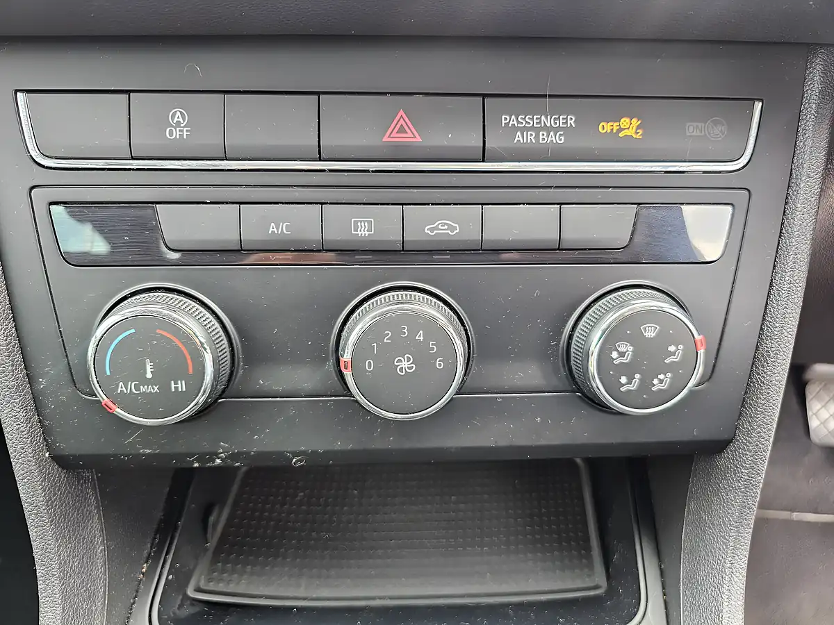 Used 2018 SEAT Leon Se Dynamic Technology Blue - Interior and Exterior details 13