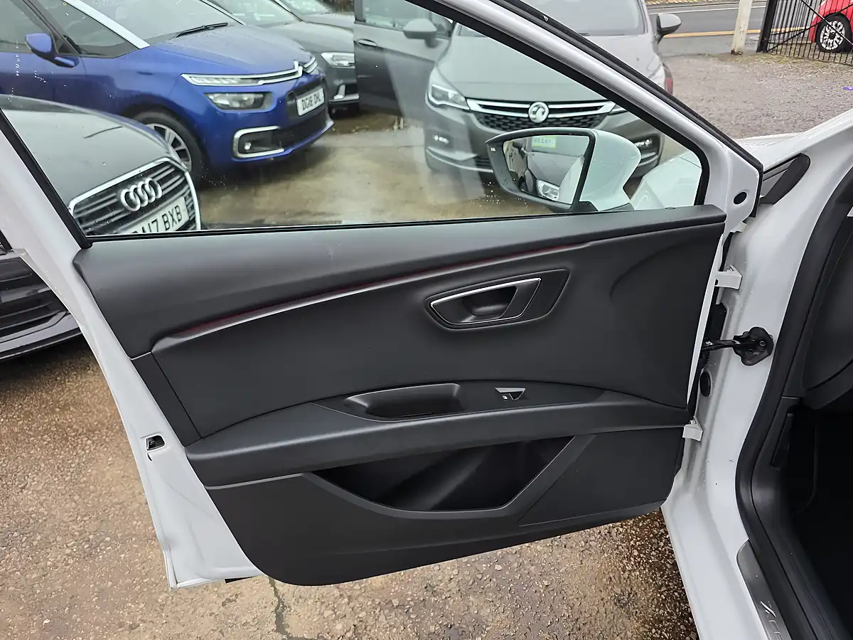 Used 2018 SEAT Leon Xcellence Technology White - Interior and Exterior details 15