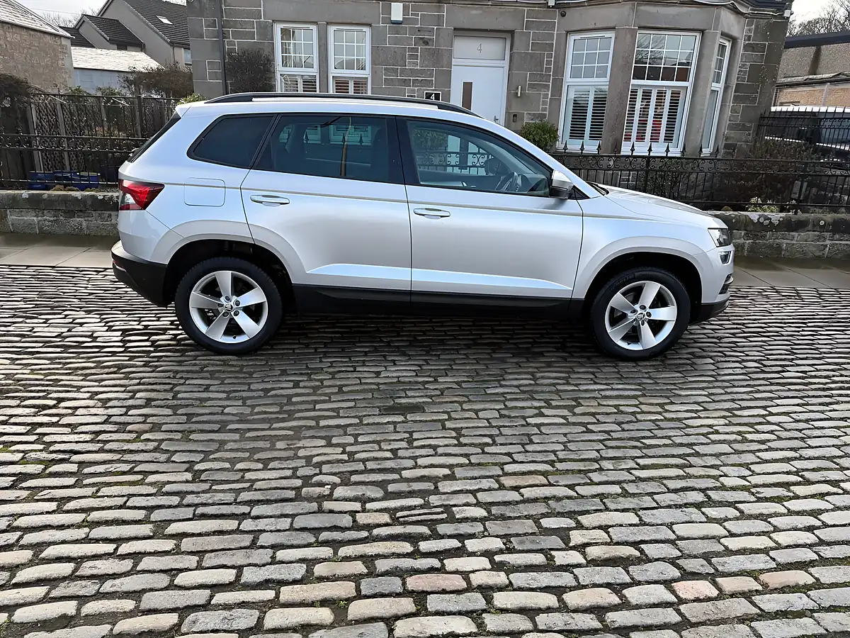 Used 2018 Skoda Karoq Se Brilliant Silver - Interior and Exterior details 8