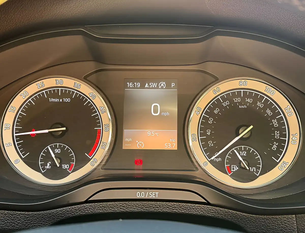 Used 2018 Skoda Karoq Se L Brilliant Silver - Interior and Exterior details 17