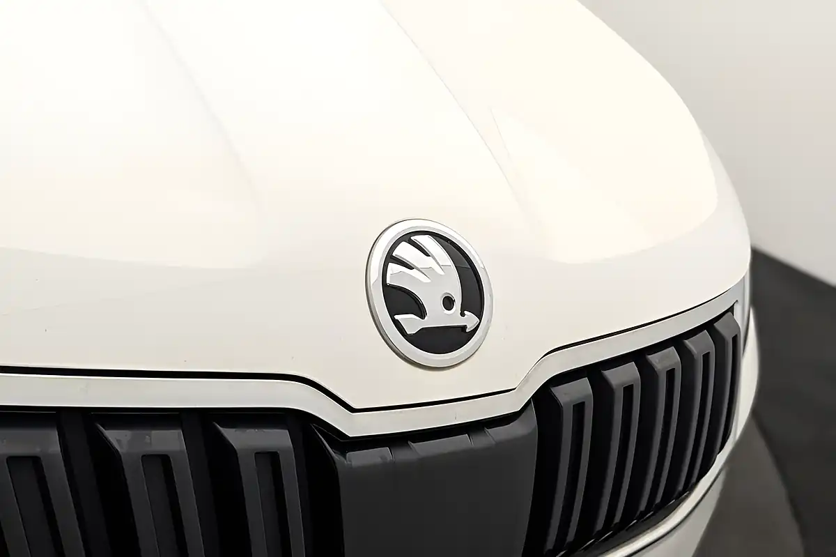 Used 2018 Skoda Karoq Se L White - Interior and Exterior details 17
