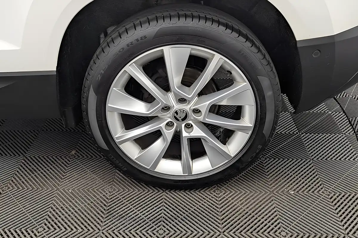 Used 2018 Skoda Karoq Se L White - Interior and Exterior details 20