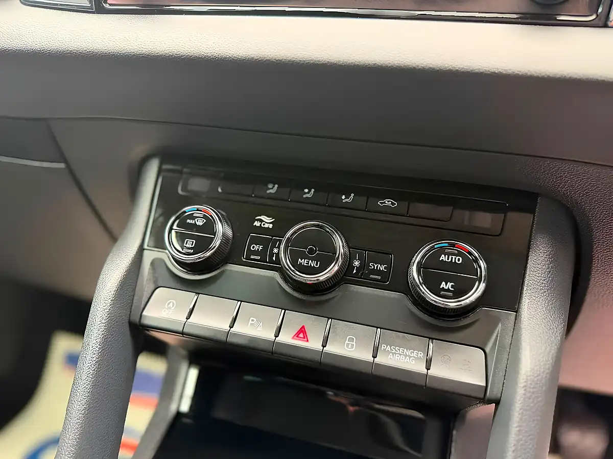 Used 2018 Skoda Karoq Se Technology White - Interior and Exterior details 19
