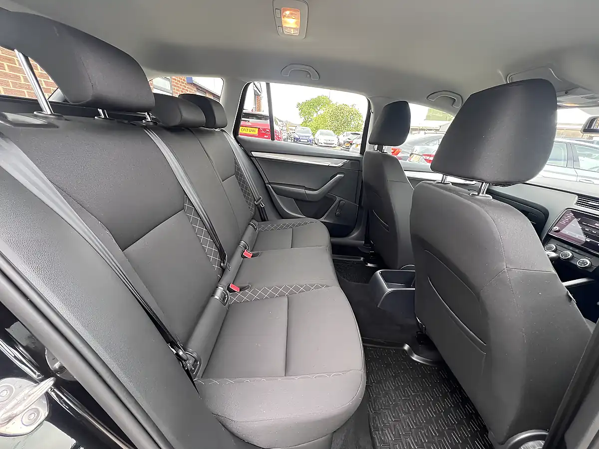 Used 2018 Skoda Octavia S Black Magic Pearl Metallic - Interior and Exterior details 4