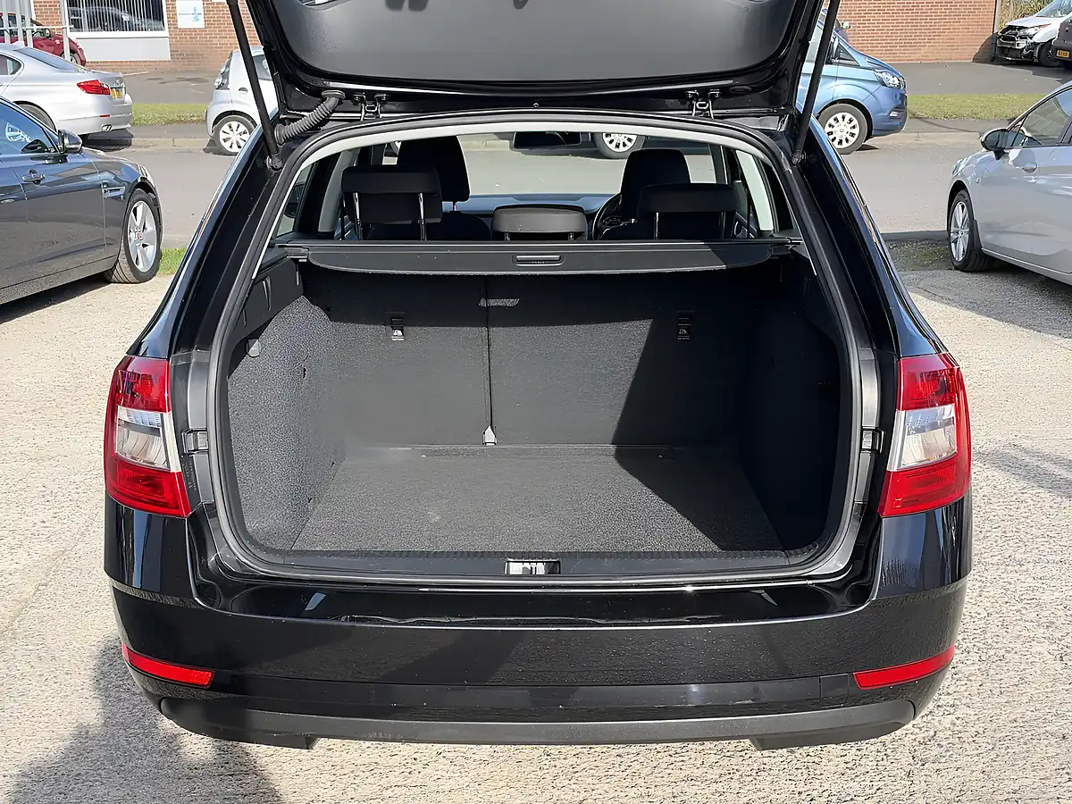 Used 2018 Skoda Octavia S Black Pearl Metallic - Interior and Exterior details 16