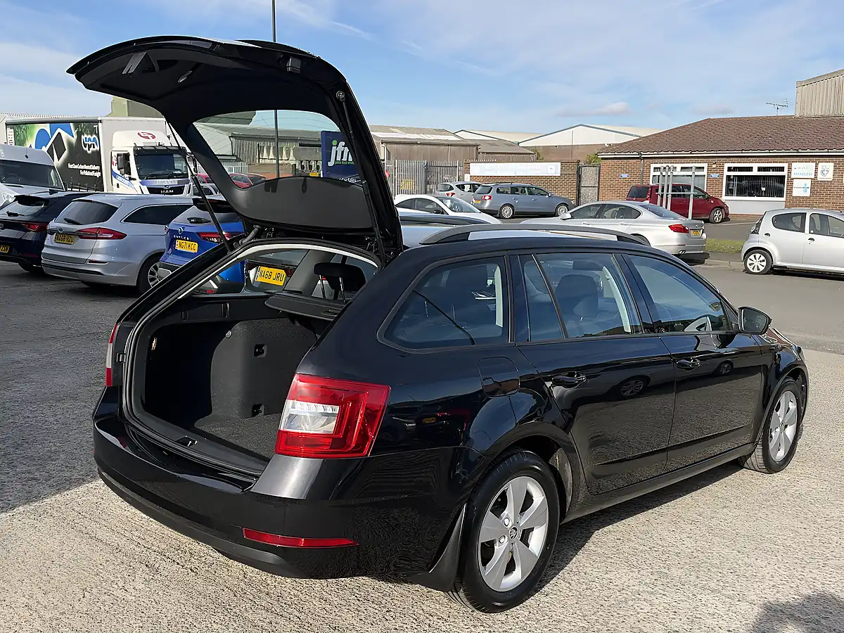 Used 2018 Skoda Octavia S Black Pearl Metallic - Interior and Exterior details 17