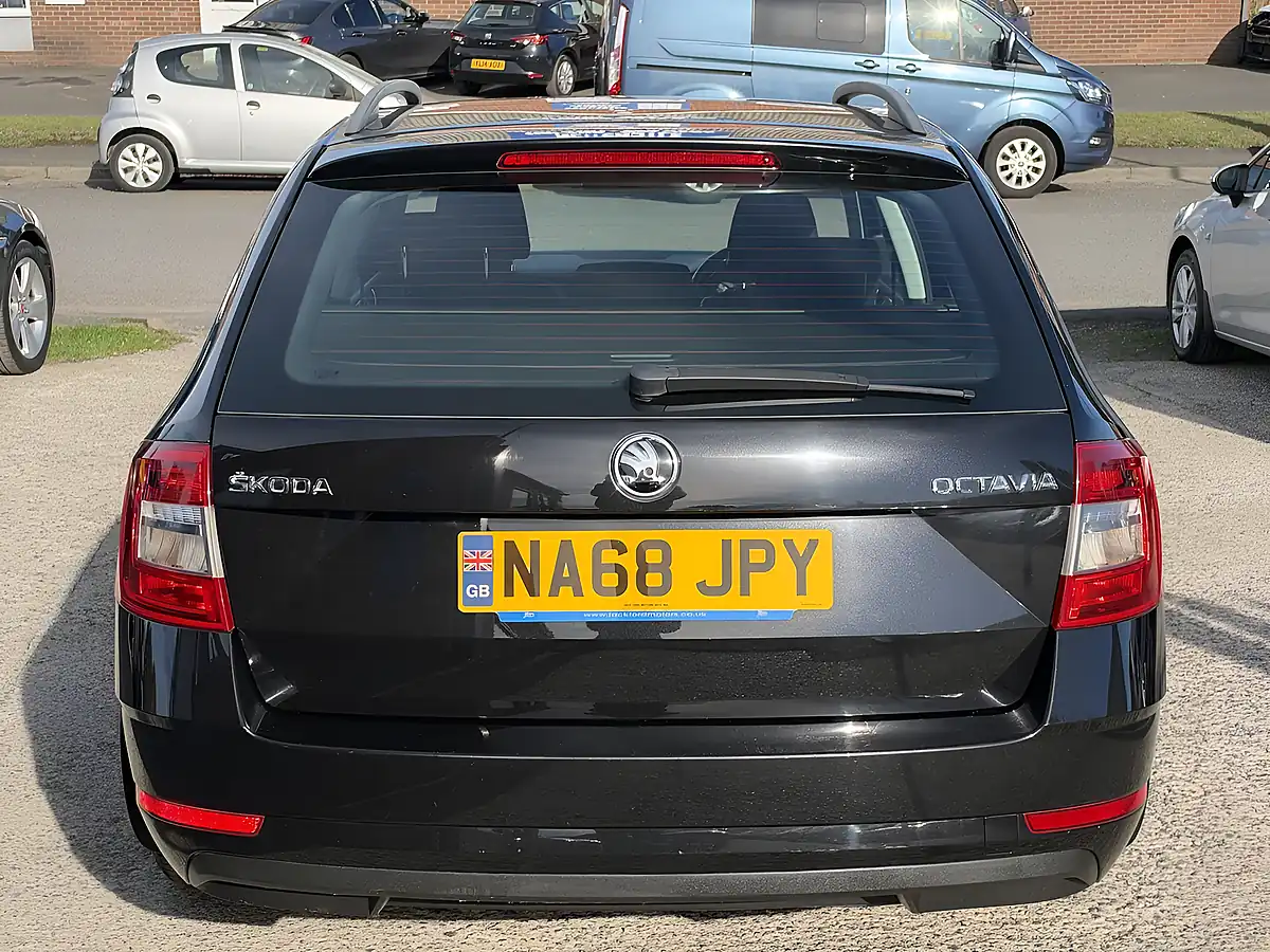 Used 2018 Skoda Octavia S Black Pearl Metallic - Interior and Exterior details 7