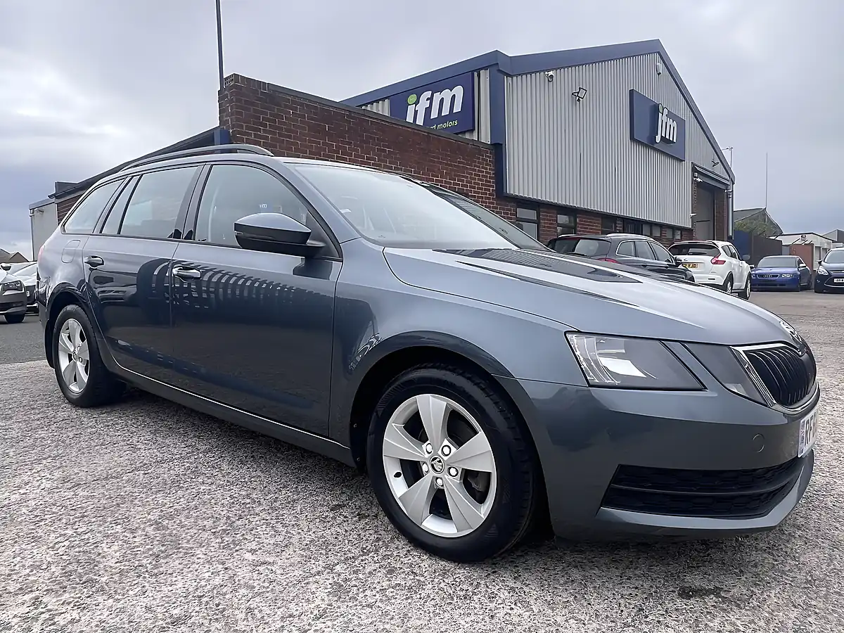 Used 2018 Skoda Octavia S Quartz Grey Met - Interior and Exterior details 18