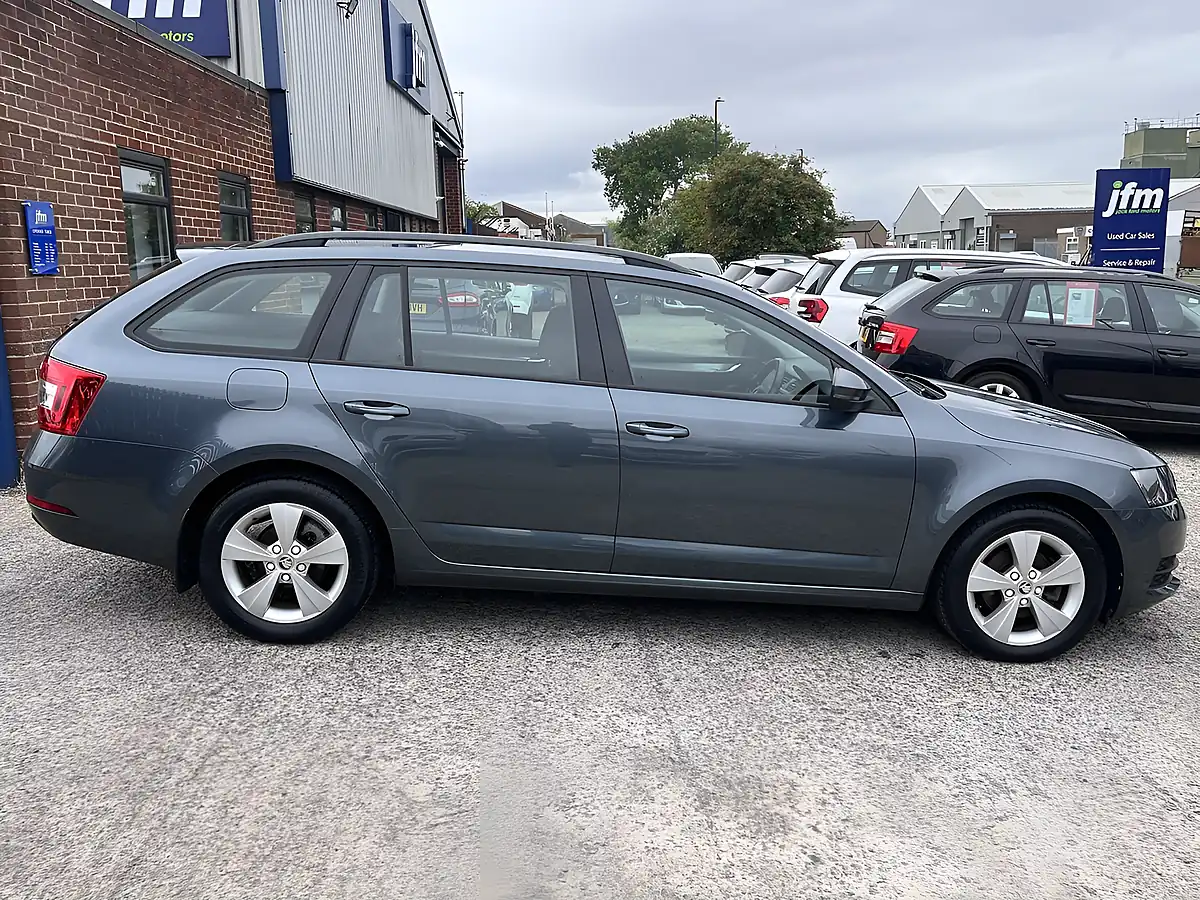 Used 2018 Skoda Octavia S Quartz Grey Met - Interior and Exterior details 5