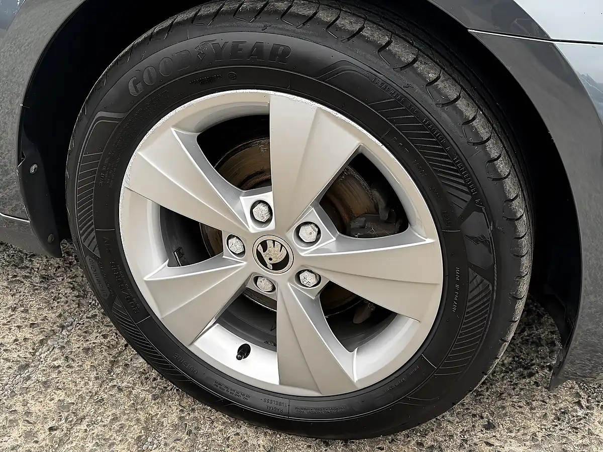 Used 2018 Skoda Octavia S Quartz Grey Metallic - Interior and Exterior details 16