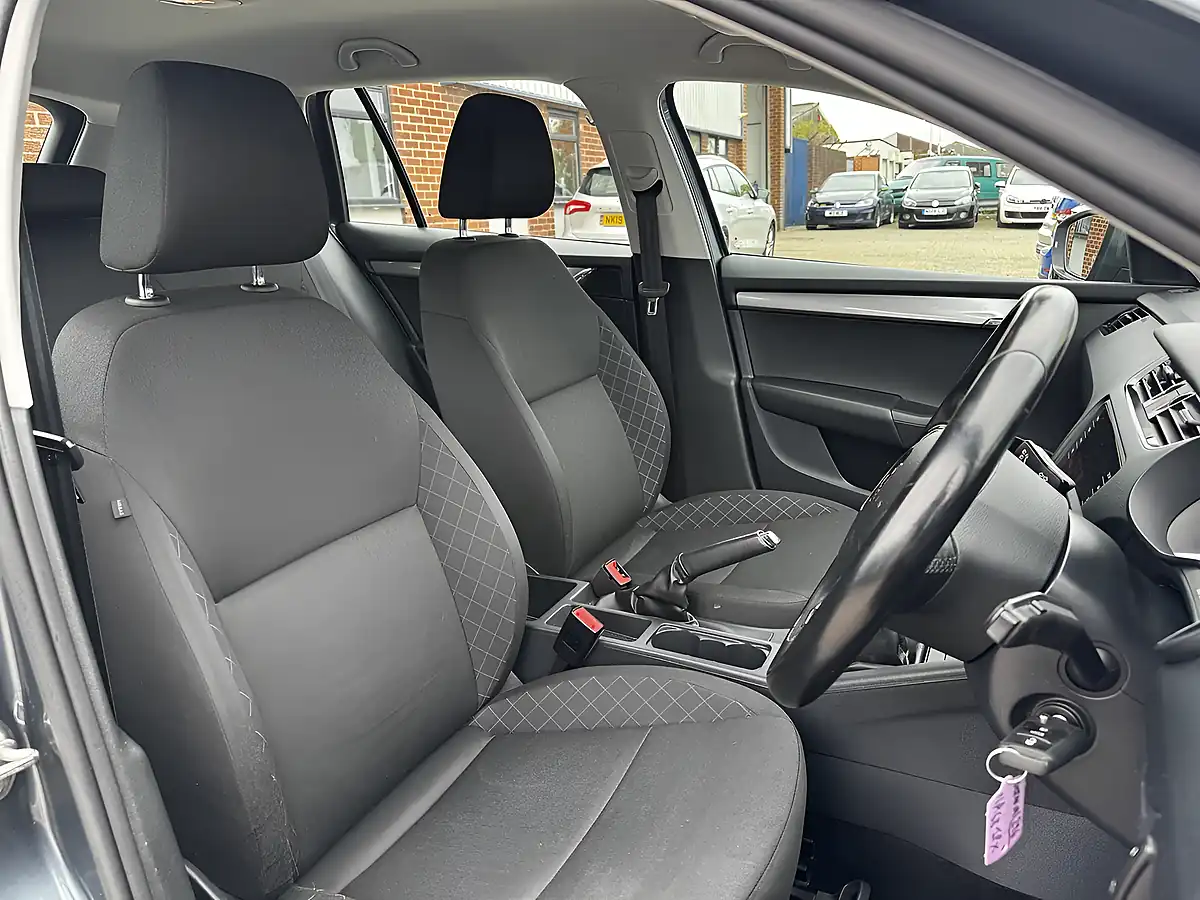Used 2018 Skoda Octavia S Quartz Grey Metallic - Interior and Exterior details 3