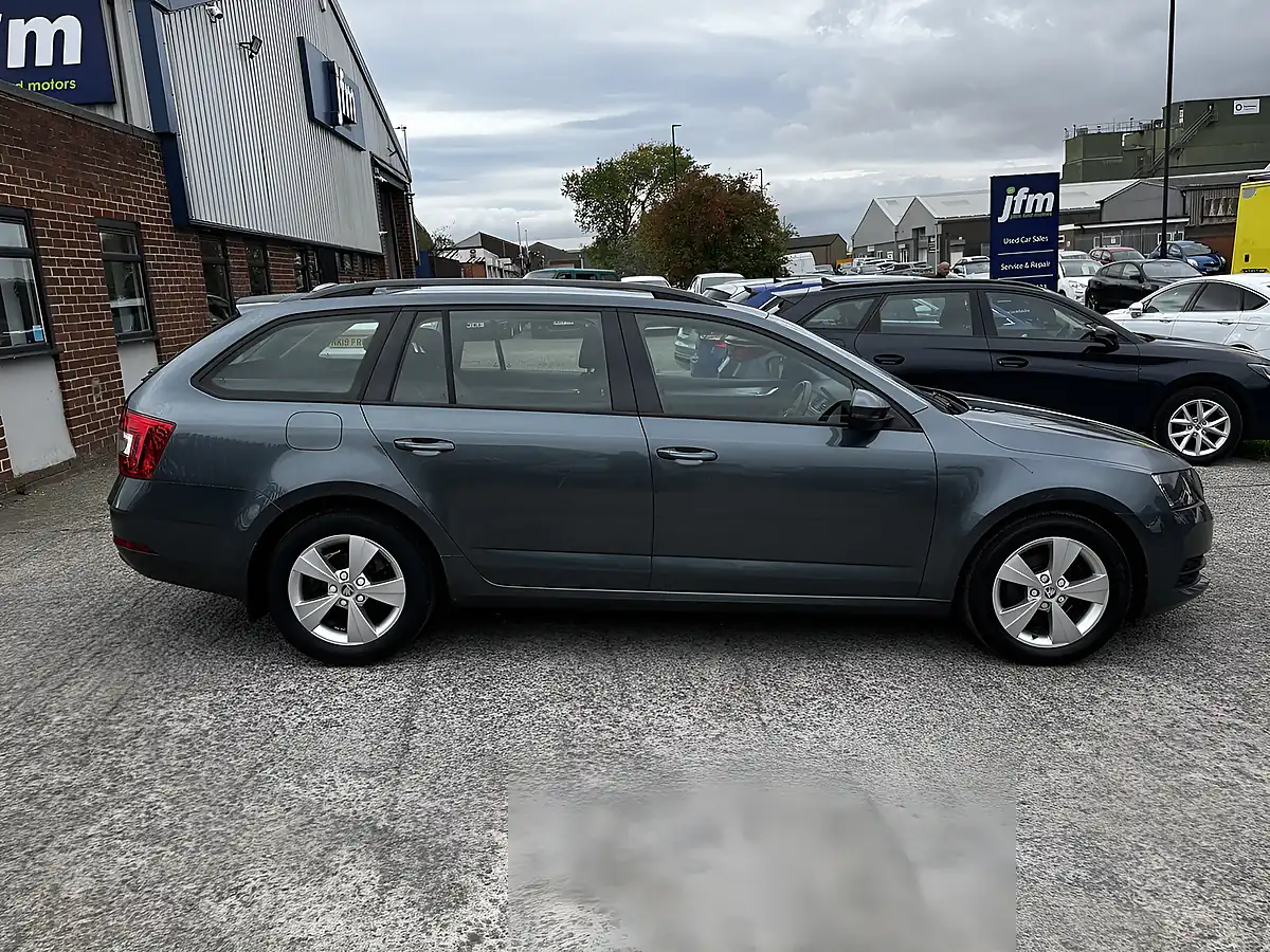 Used 2018 Skoda Octavia S Quartz Grey Metallic - Interior and Exterior details 9