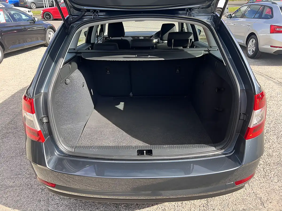 Used 2018 Skoda Octavia S Quartz Grey Metallic - Interior and Exterior details 17