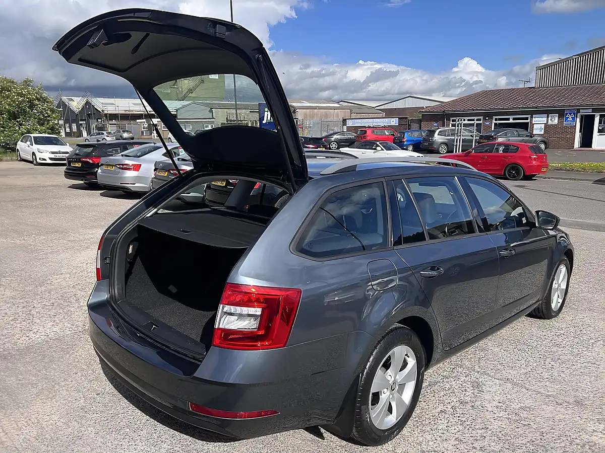 Used 2018 Skoda Octavia S Quartz Grey Metallic - Interior and Exterior details 18