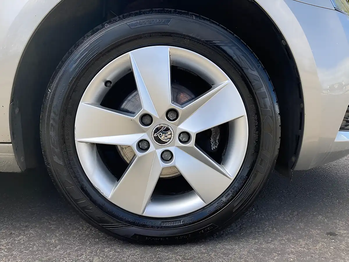 Used 2018 Skoda Octavia Se Beige - Interior and Exterior details 9