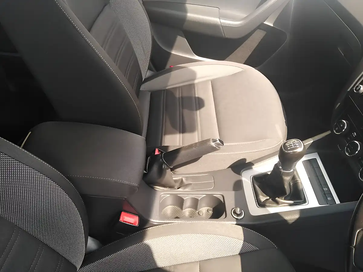 Used 2018 Skoda Octavia Se Silver - Interior and Exterior details 9