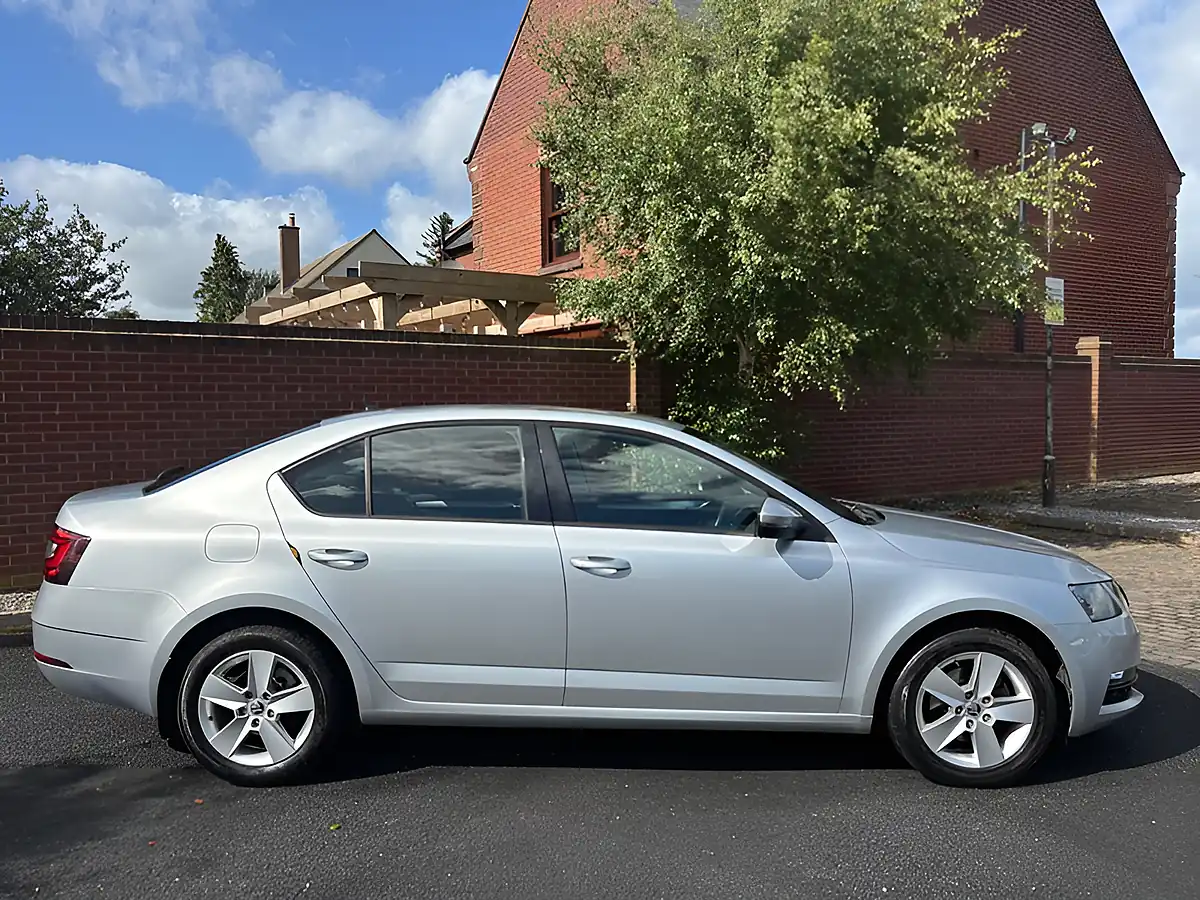 Used 2018 Skoda Octavia Se Silver - Interior and Exterior details 7