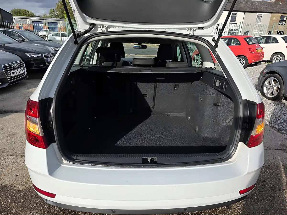 Used 2018 Skoda Octavia Se White - Interior and Exterior details 18