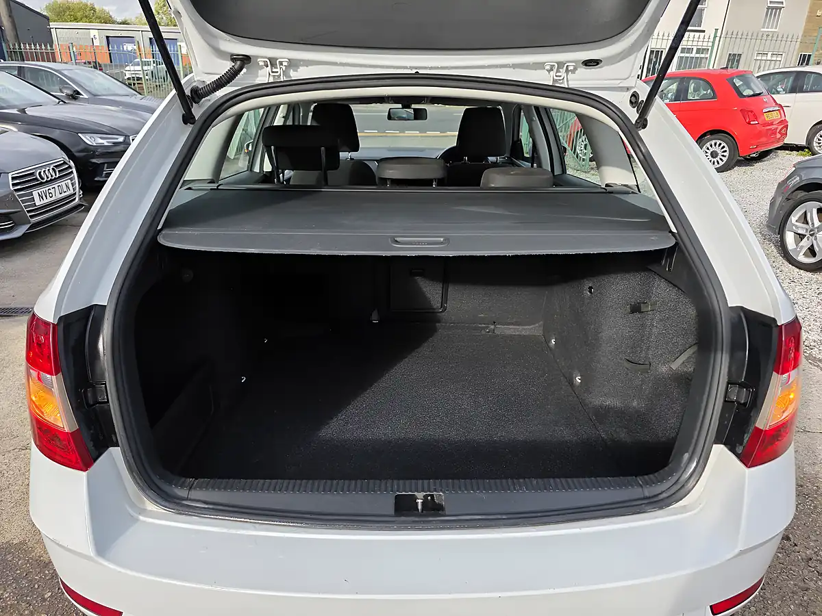 Used 2018 Skoda Octavia Se White - Interior and Exterior details 19