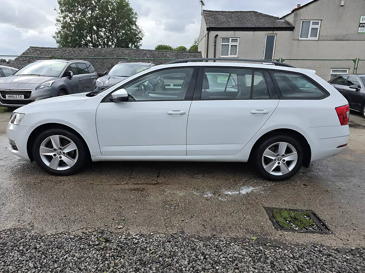 Used 2018 Skoda Octavia Se White - Interior and Exterior details 4