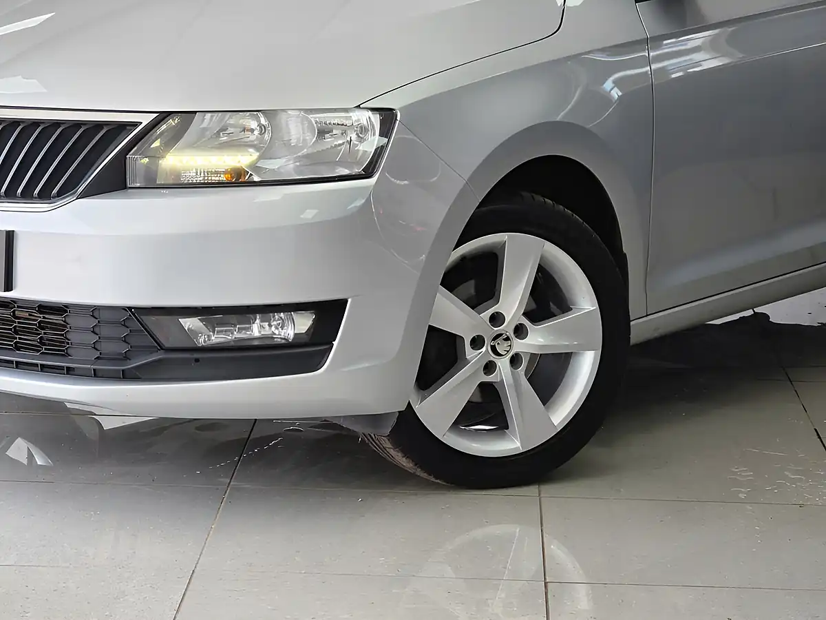 Used 2018 Skoda Rapid Spaceback Se Tech Silver - Interior and Exterior details 20