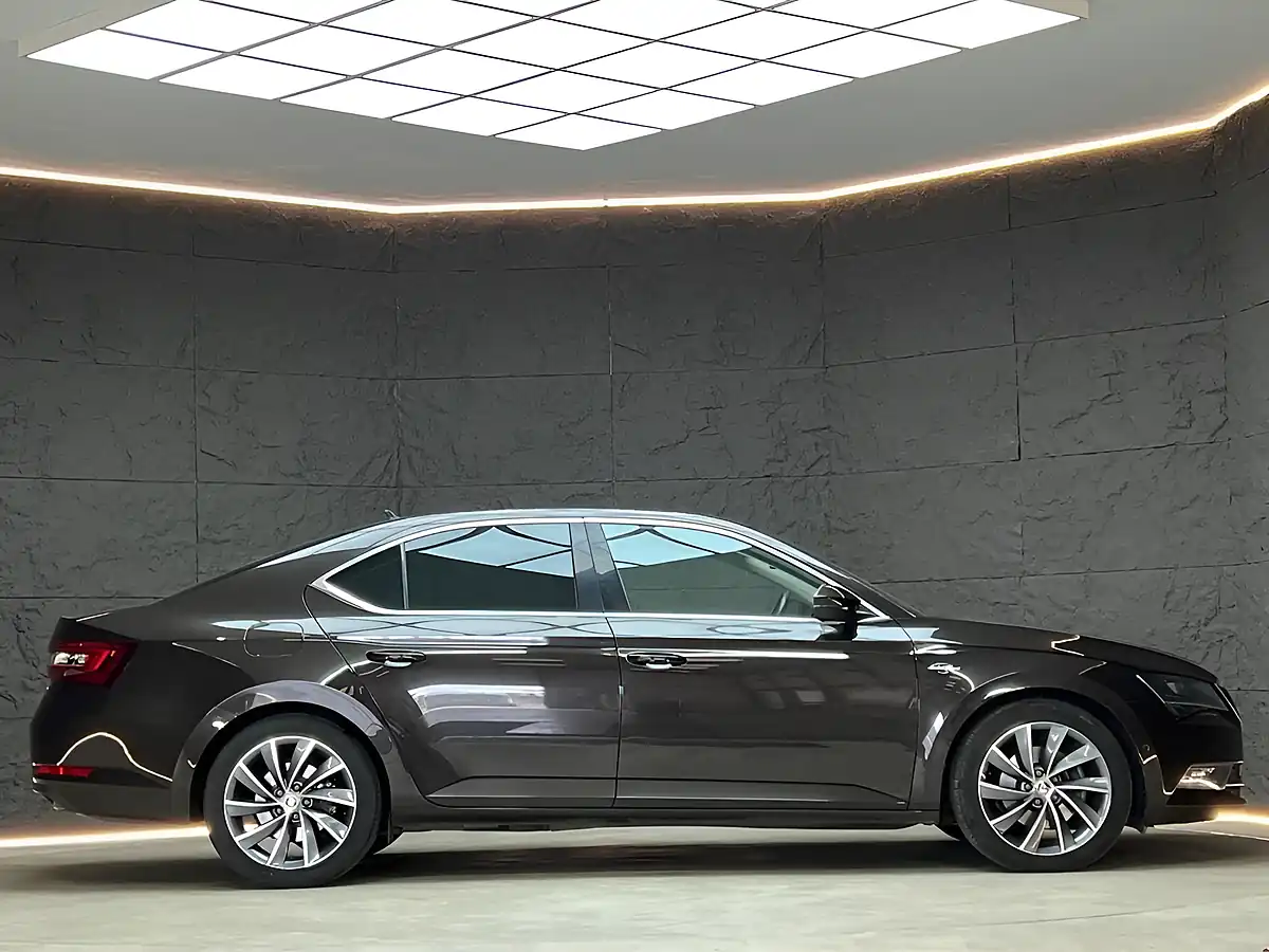 Used 2018 Skoda Superb Laurin & Klement Magnetic Brown - Interior and Exterior details 11