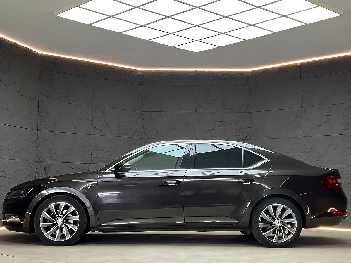 Used 2018 Skoda Superb Laurin & Klement Magnetic Brown - Interior and Exterior details 7