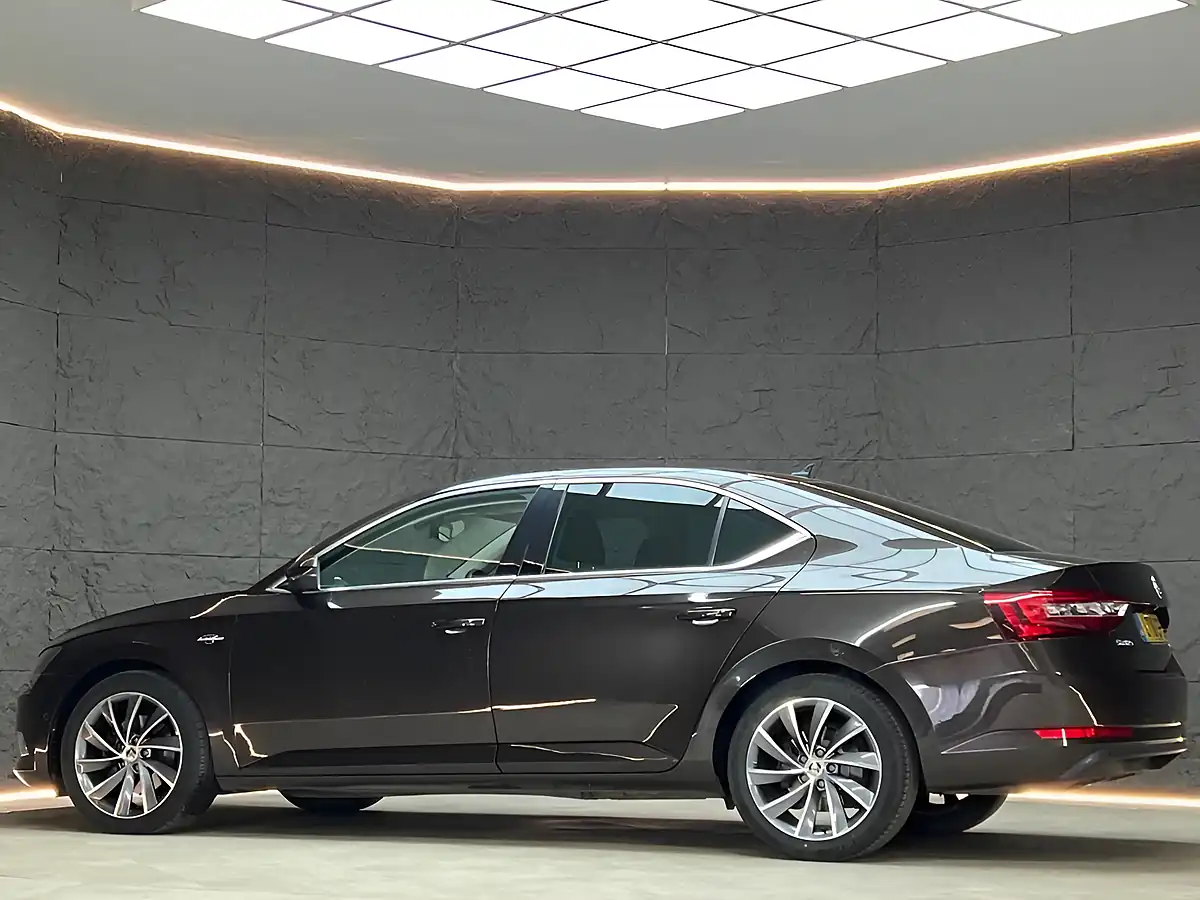Used 2018 Skoda Superb Laurin & Klement Magnetic Brown - Interior and Exterior details 8