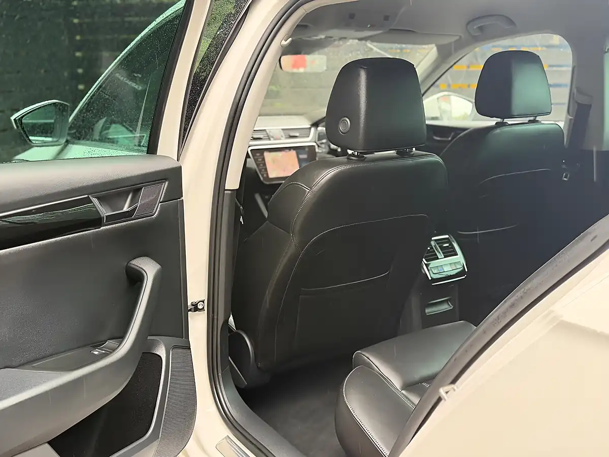 Used 2018 Skoda Superb Laurin & Klement White - Interior and Exterior details 15