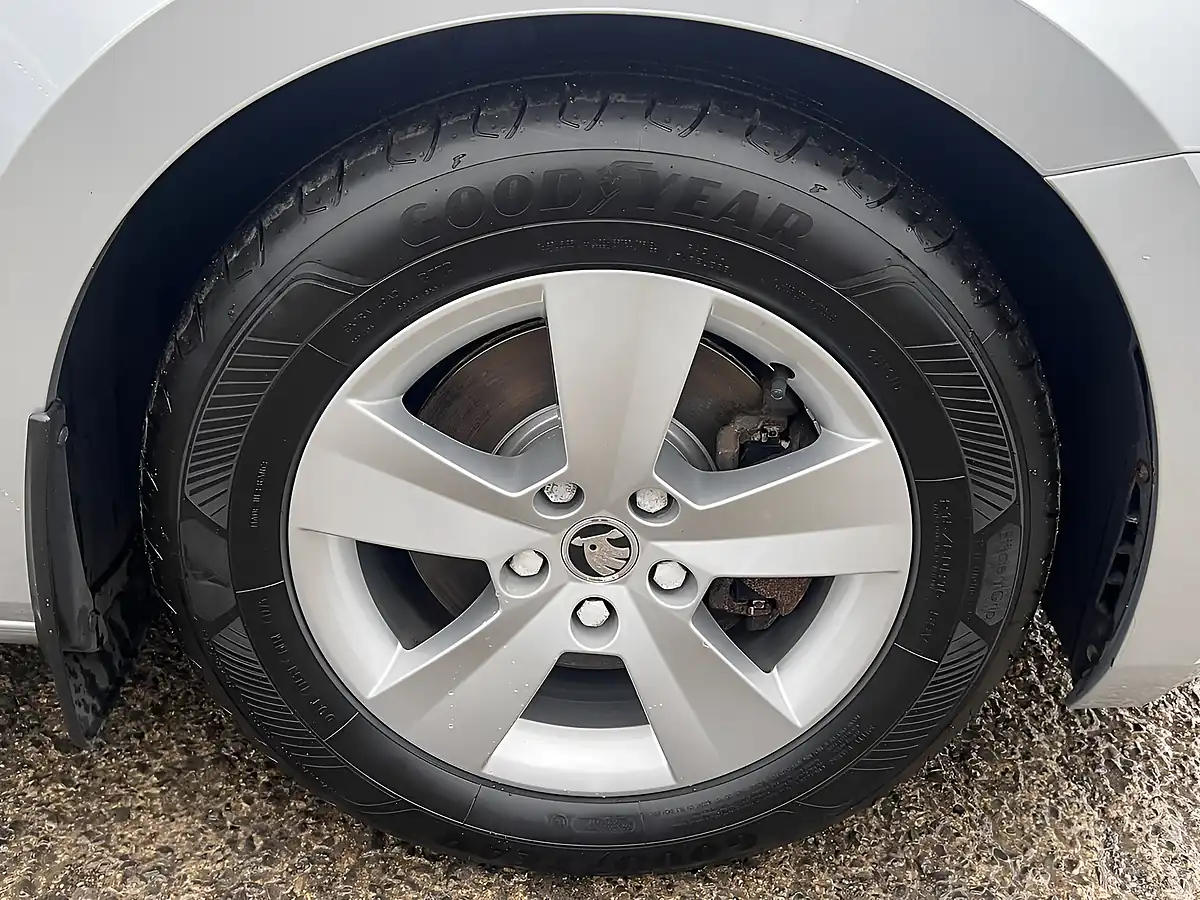Used 2018 Skoda Superb S Brilliant Silver Metallic - Interior and Exterior details 19
