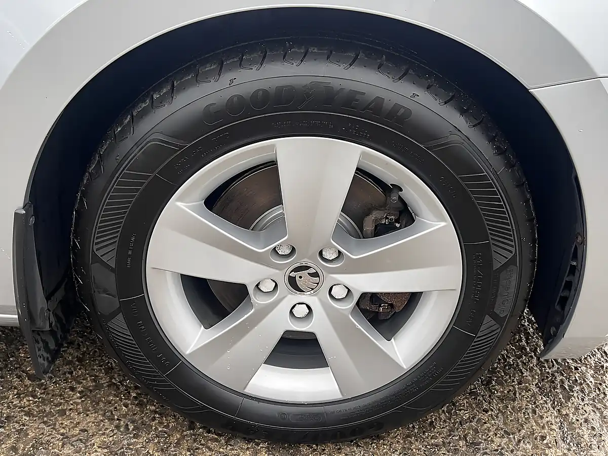 Used 2018 Skoda Superb S Brilliant Silver Metallic - Interior and Exterior details 19
